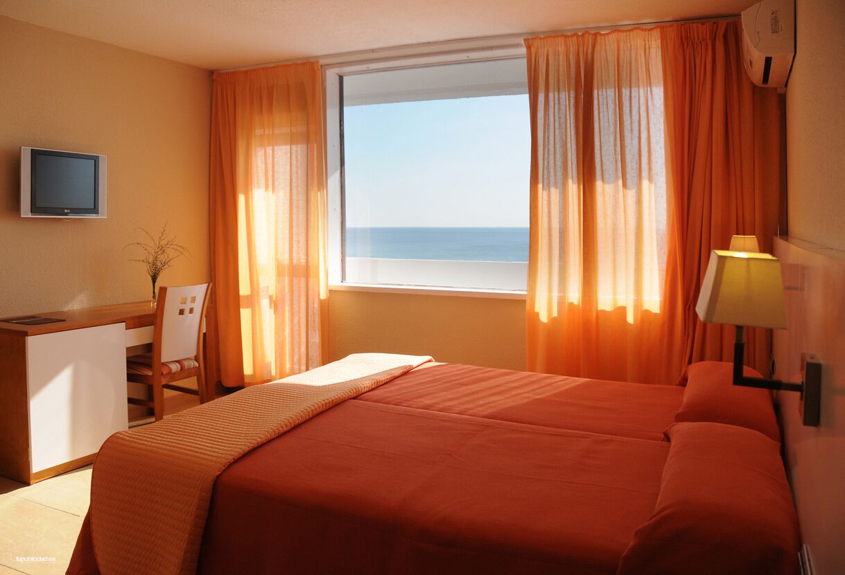 Minibar, in-room safe