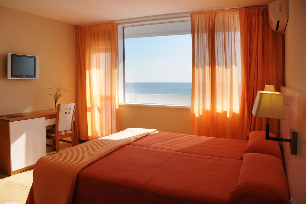 Minibar, in-room safe