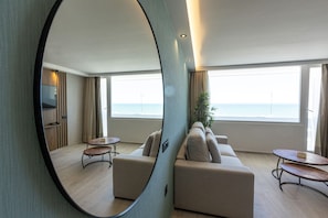 Minibar, in-room safe
