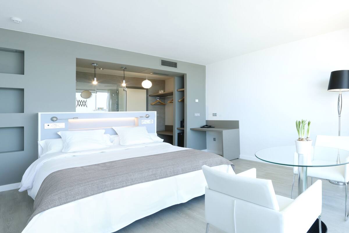 Minibar, in-room safe