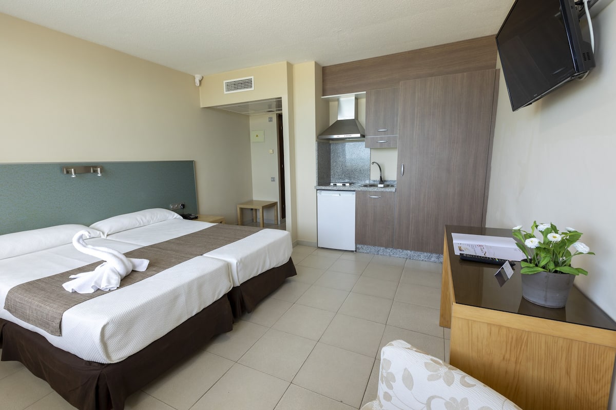 Minibar, in-room safe