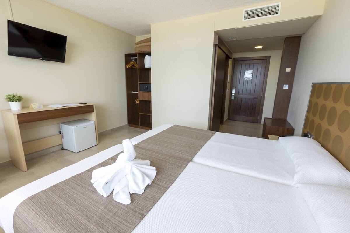 Minibar, in-room safe