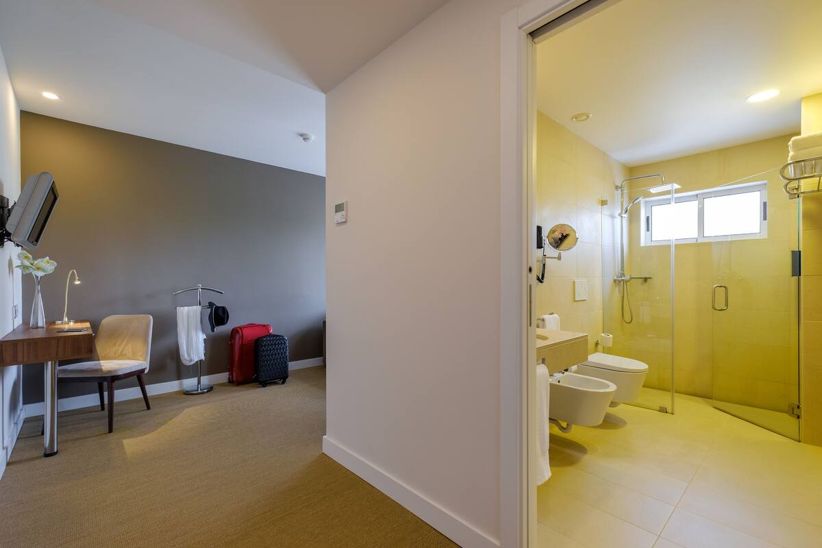 suite | 1 bedroom, minibar, in-room safe, desk