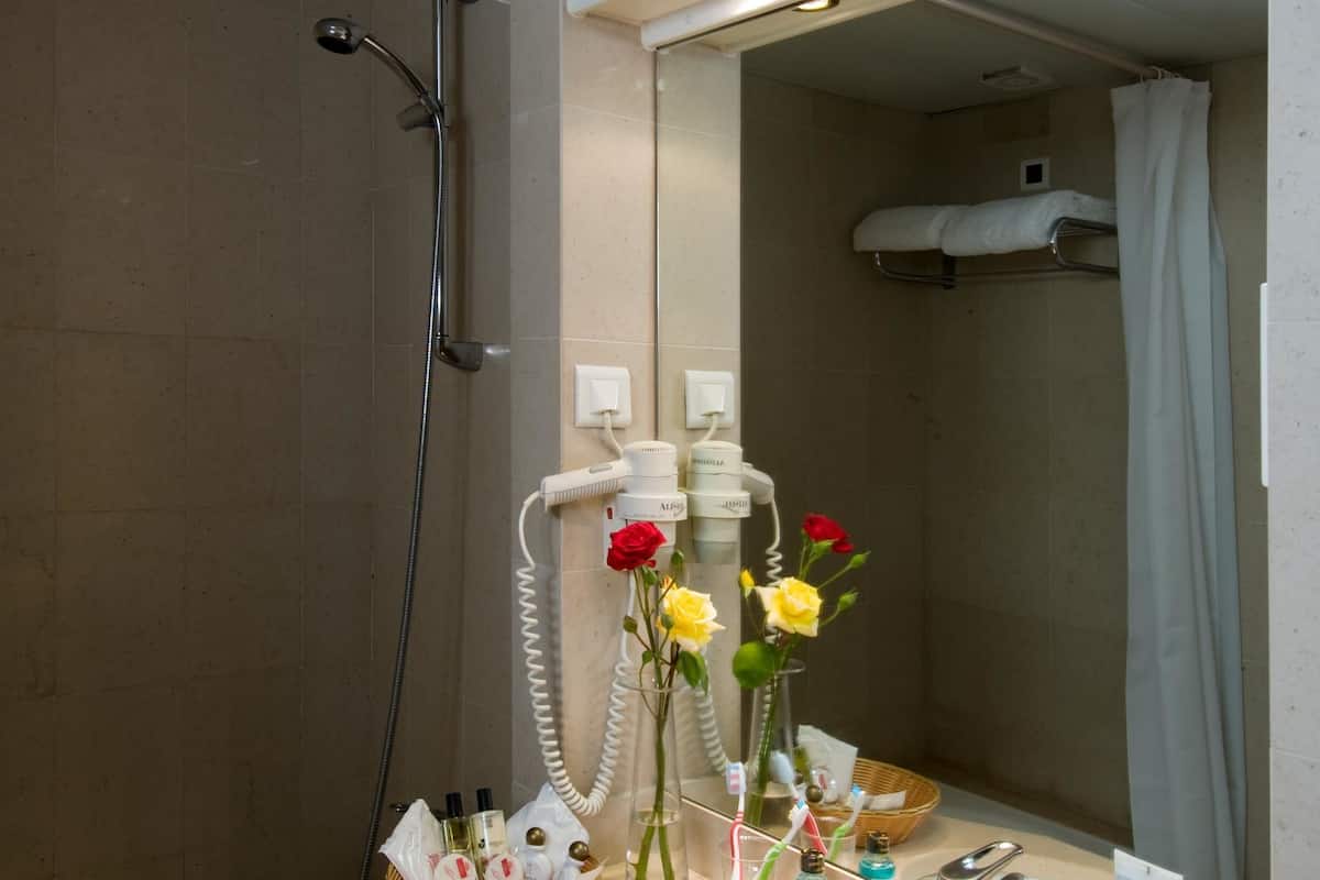 rainfall showerhead, free toiletries, hair dryer, towels