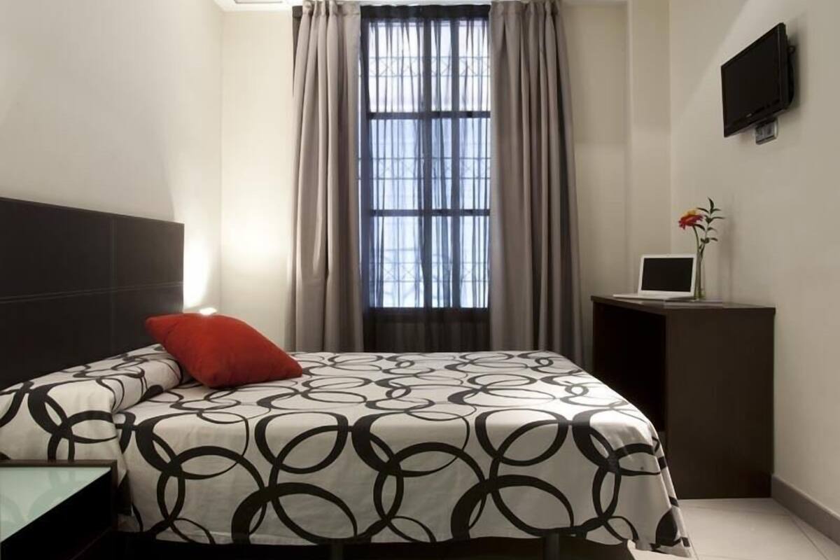 Standard Room | Desk, laptop workspace, blackout curtains, soundproofing