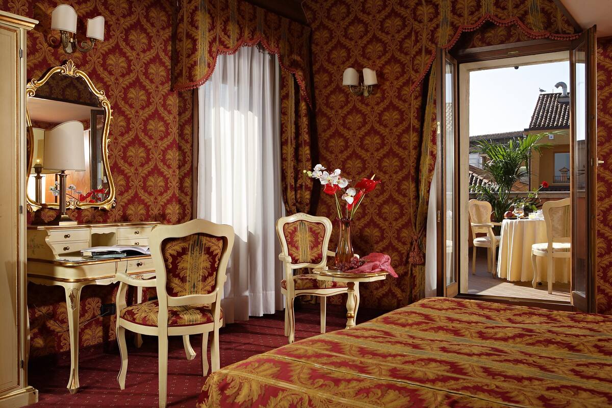 Vierpersoonskamer, uitzicht op de stad | Donsdekens, een minibar, een kluis op de kamer, een bureau