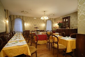 Café da manhã com buffet grátis todos os dias
