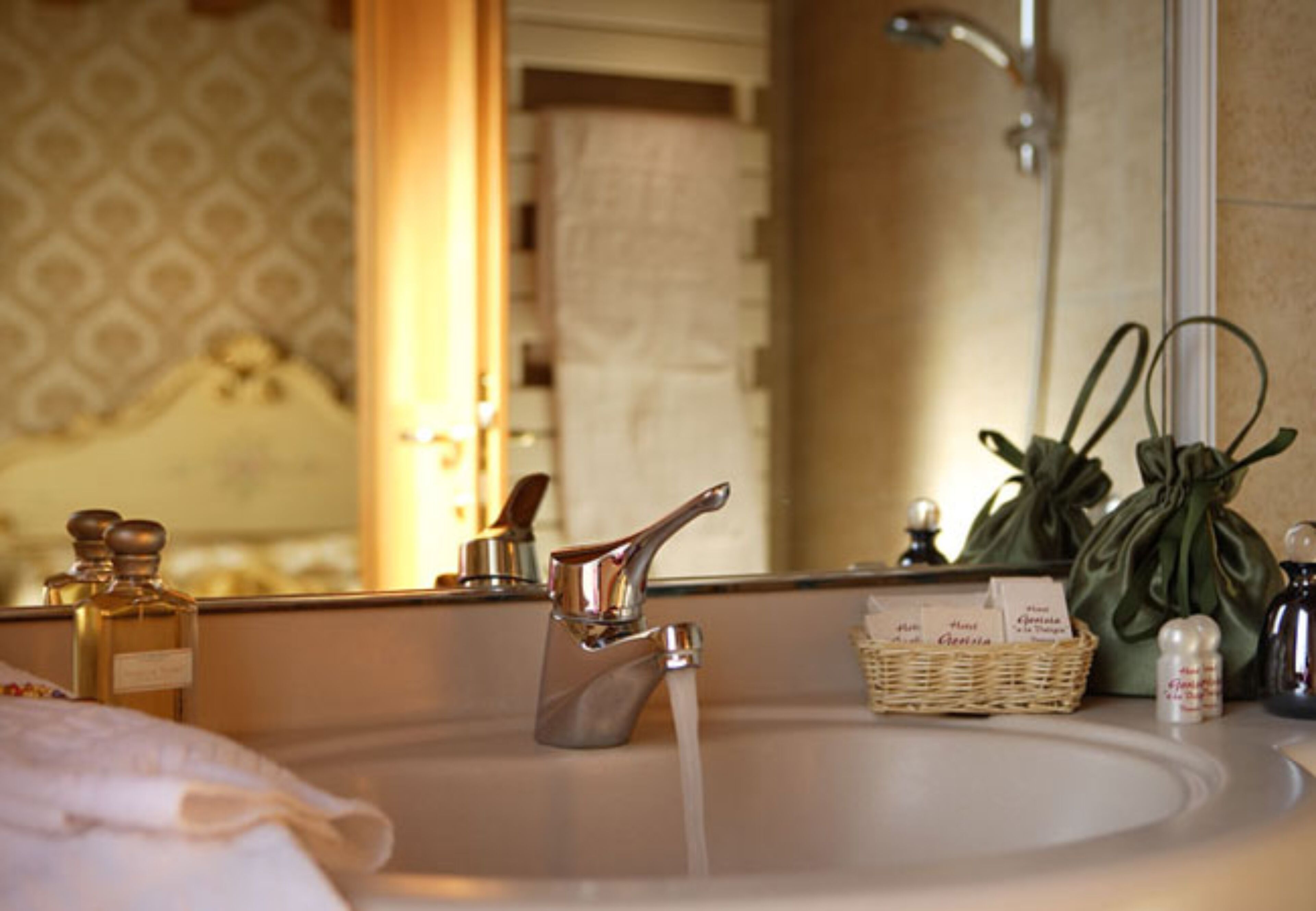 combined shower/bathtub, rainfall showerhead, eco-friendly toiletries