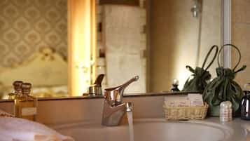 Combined shower/tub, rainfall showerhead, eco-friendly toiletries