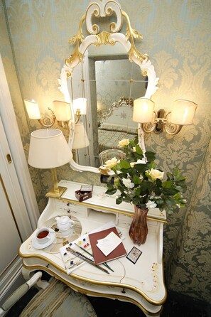 Chambre triple | Couette en duvet, minibar, coffre-fort, décor unique