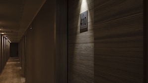 Un pasillo con una placa que indica el número de habitación 410.