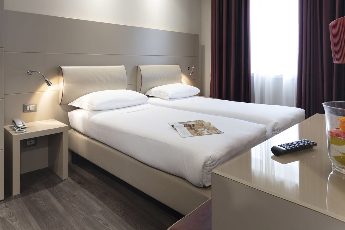 Cobrellits, minibar, caixa forta a l'habitació i escriptori 