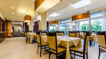 Petit déjeuner et dîner servis sur place