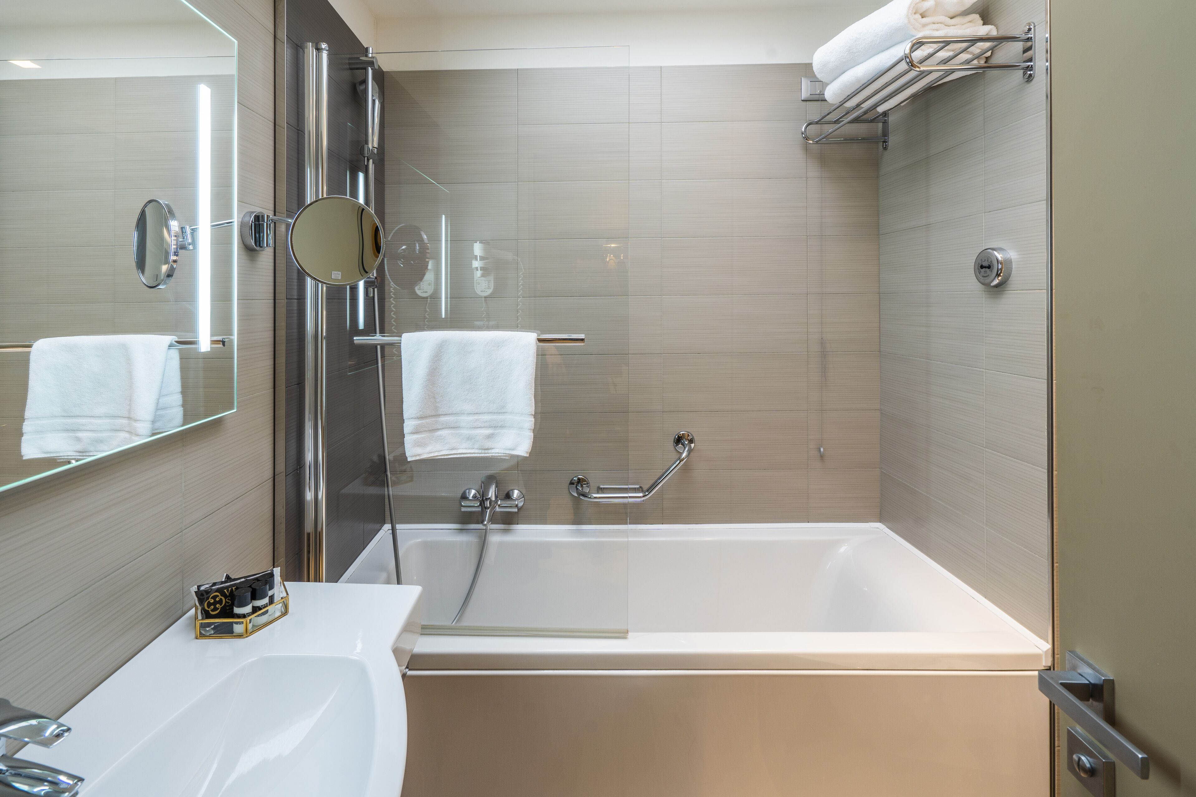 Un baño moderno con bañera, ducha y lavamanos.