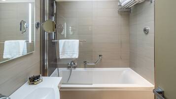 Un baño moderno con bañera, ducha y lavamanos.