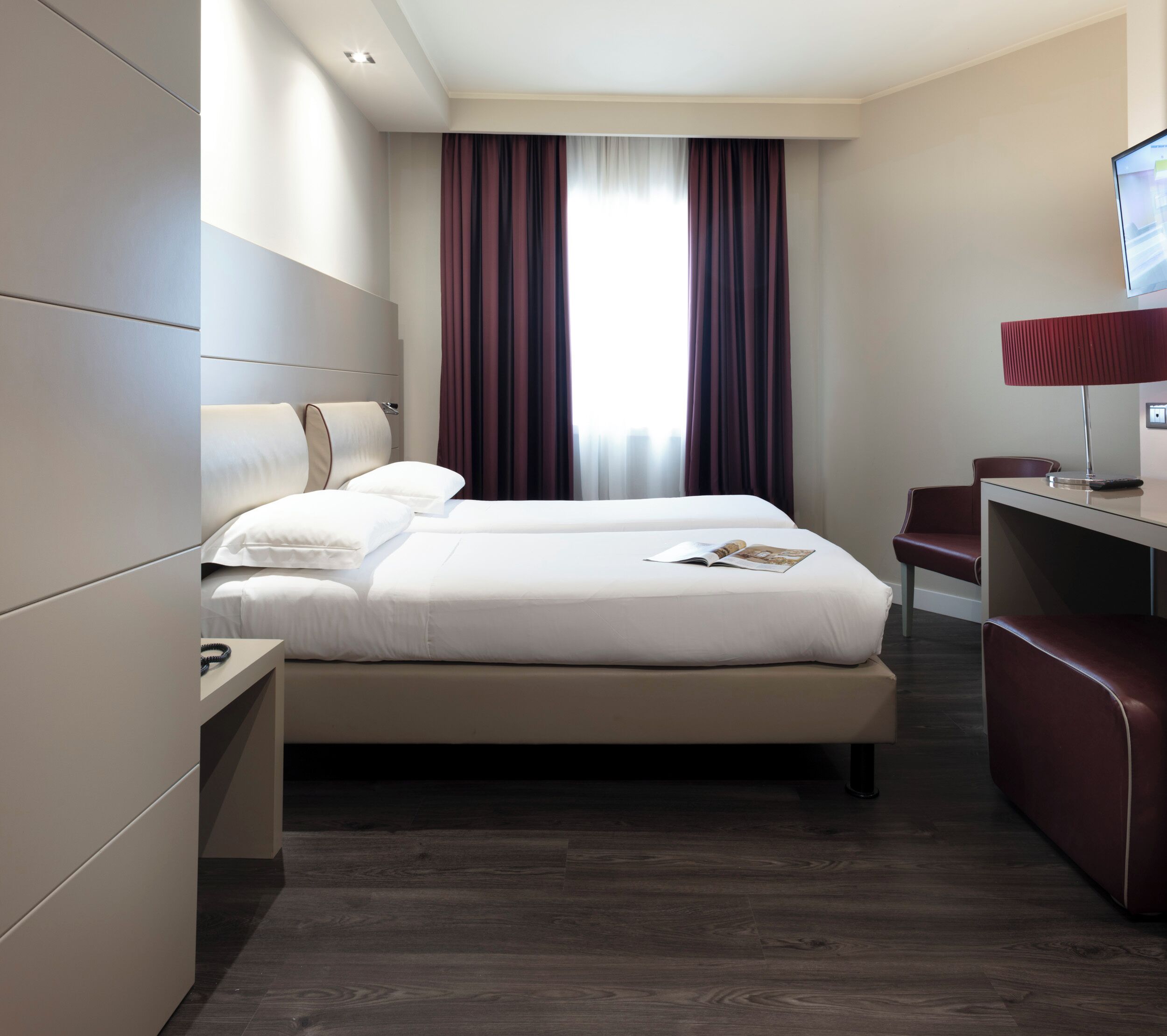 Daunenbettdecken, Minibar, Zimmersafe, Schreibtisch