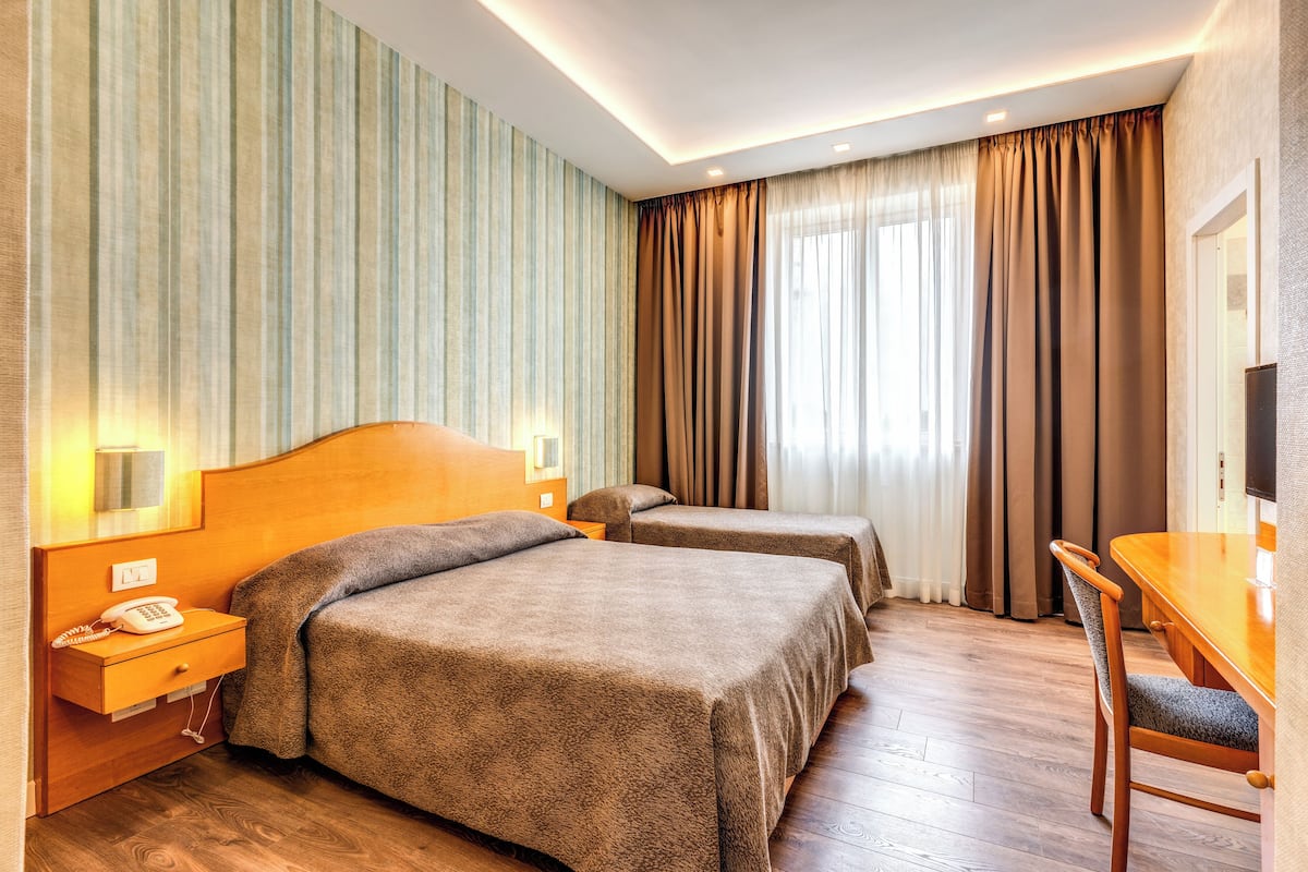 Classic Triple Room | Minibar, in-room safe, desk, soundproofing