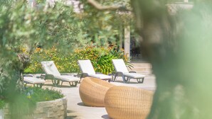 A pool area with lounge chairs and a hot tub. - Hotel Isola Sacra Rome Airport (Fiumicino)