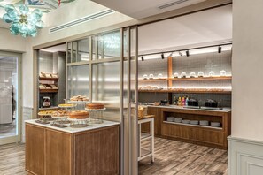 Desayuno buffet (EUR 12 por persona) 