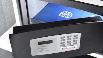 Un panel táctil de seguridad con instrucciones para ingresar un código personal.