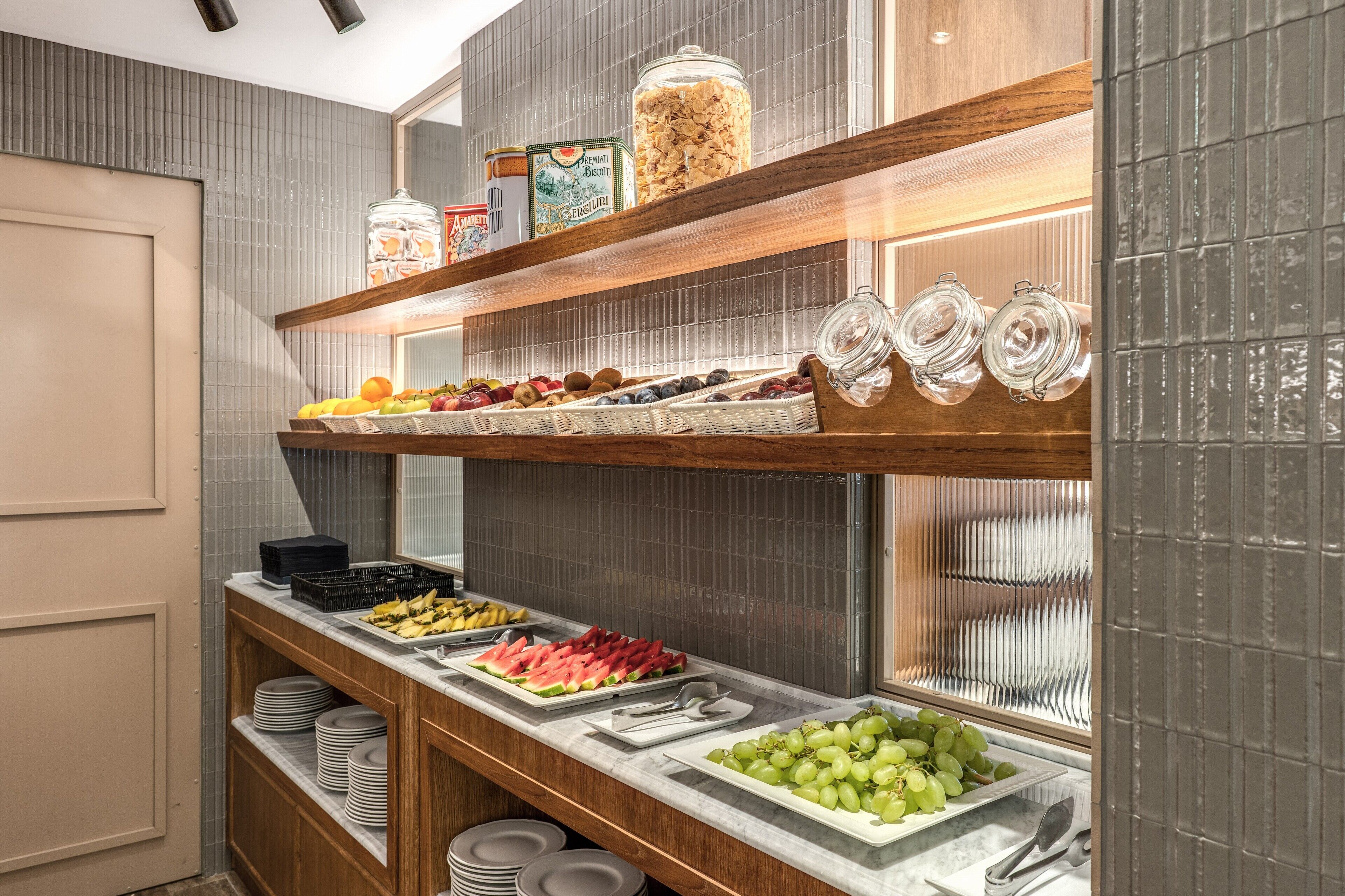 Un buffet allestito con diversi cibi e utensili.