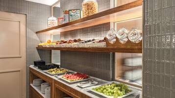 Un buffet allestito con diversi cibi e utensili.