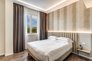 Habitación superior con 1 cama matrimonial o 2 individuales, 1 cama matrimonial | Minibar, caja de seguridad en la habitación y escritorio 