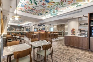 Se sirven desayunos, comidas y cocina italiana con vista al jardín