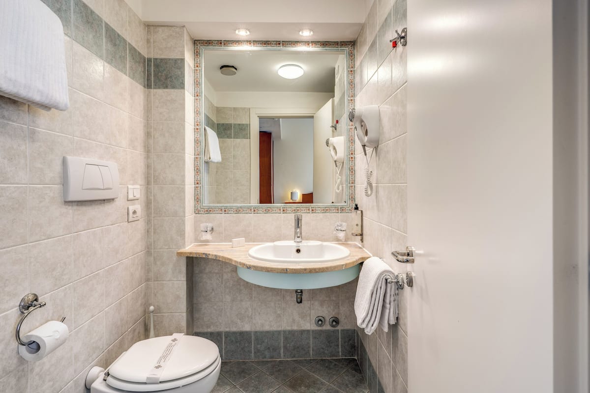 shower, rainfall showerhead, hair dryer, bidet