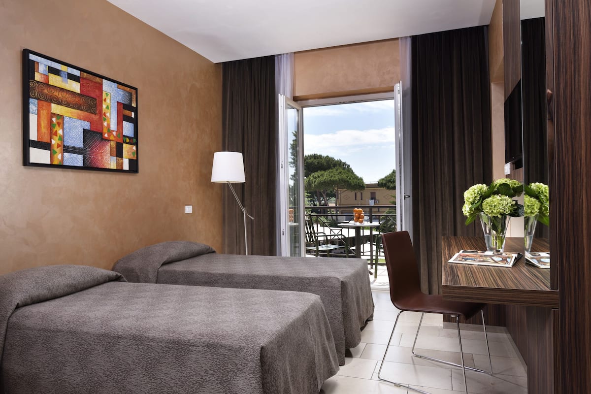 Family Suite | Minibar, in-room safe, desk, soundproofing