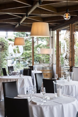 Déjeuner, dîner et souper servis sur place, vue sur le jardin