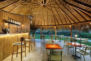 Bar junto a la piscina