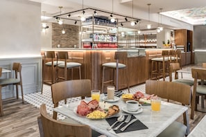 Buffet déjeuner servi tous les jours en supplément