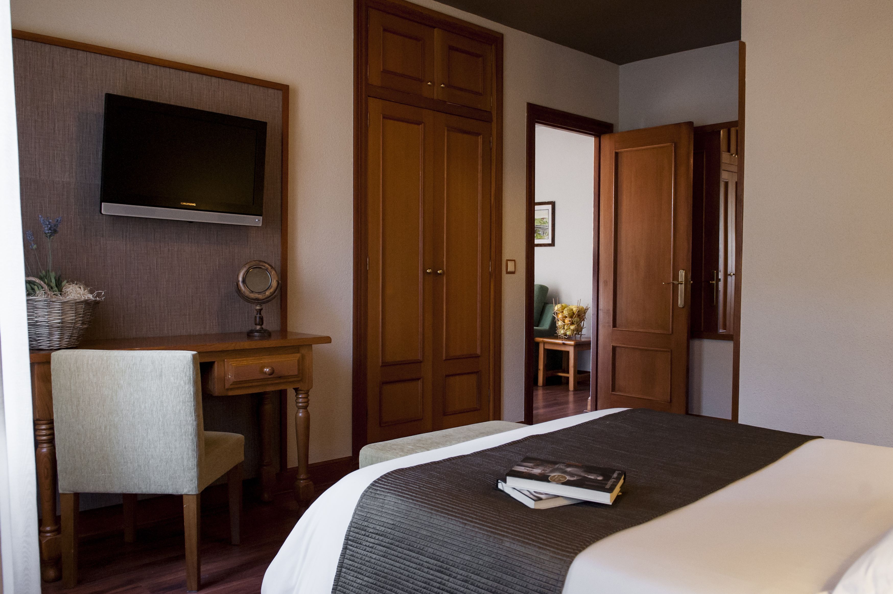 double room | down duvets, desk, free wifi, bed sheets