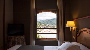 Single Room | Down comforters, desk, free WiFi, bed sheets