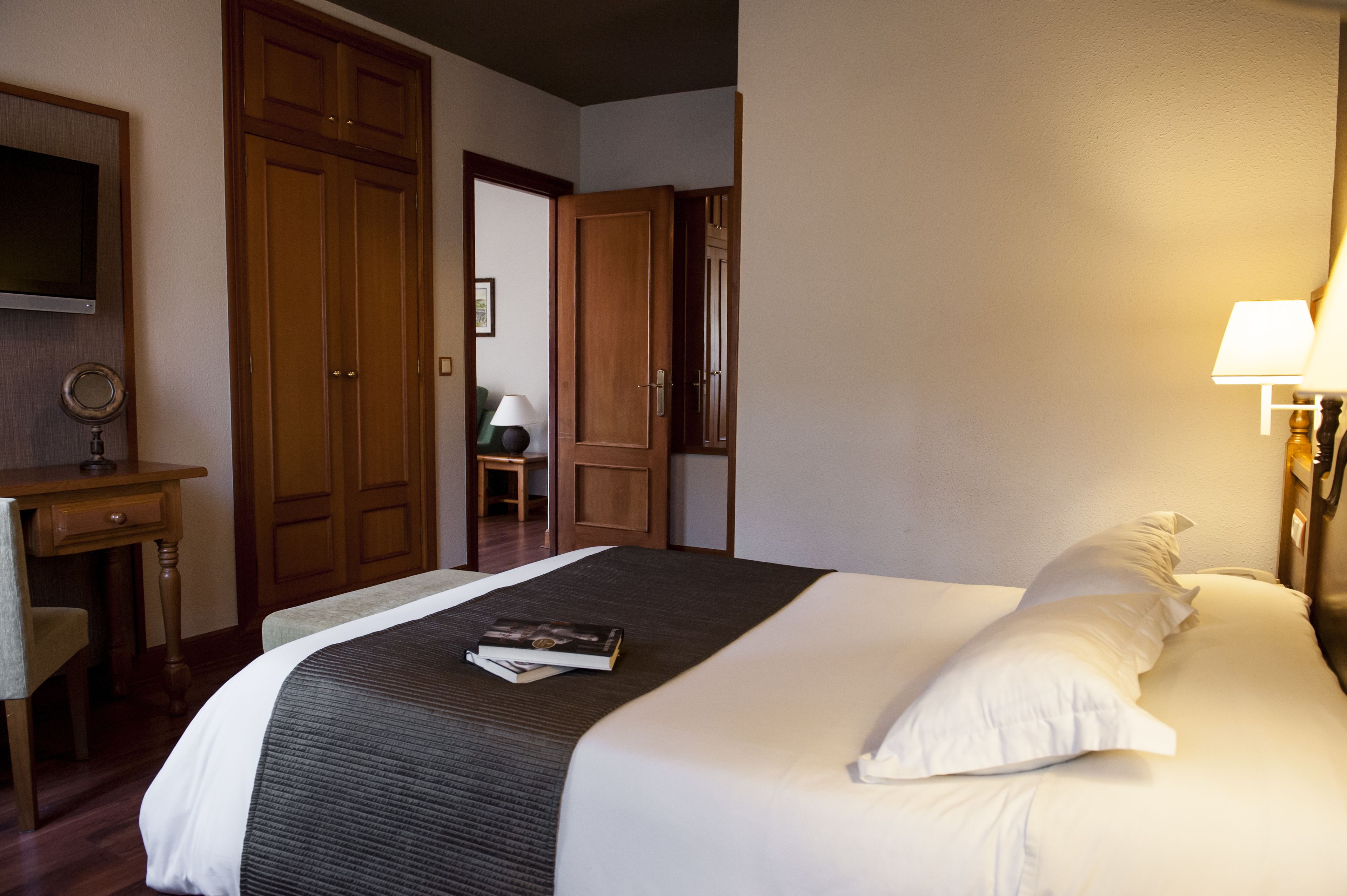 double room | down duvets, desk, free wifi, bed sheets