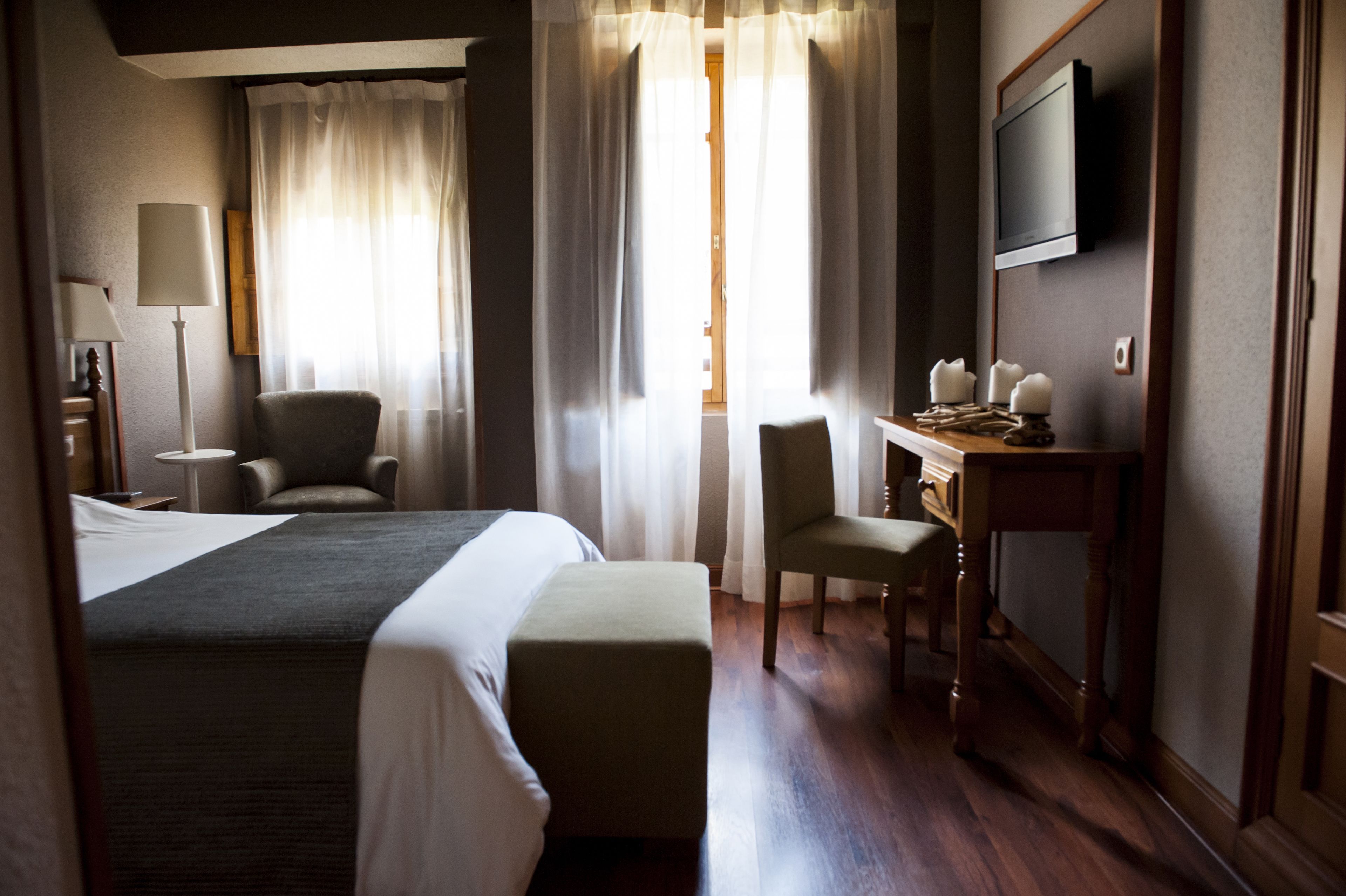 double room | down duvets, desk, free wifi, bed sheets