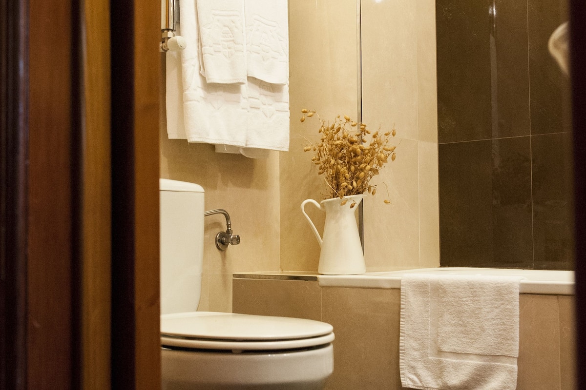 double room | bathroom | shower, free toiletries, hair dryer, towels