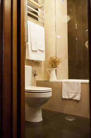 Double Room | Bathroom | Free toiletries, hair dryer, towels