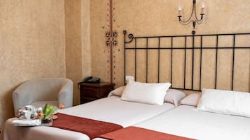 Escritorio, cortinas blackout, wifi gratis y ropa de cama