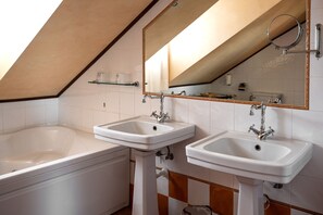 Appartement Familial | Salle de bain | Ensemble douche/baignoire, articles de toilette gratuits, sèche-cheveux