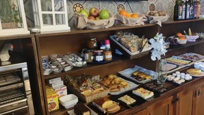 A buffet with various food items, including fruits, pastries, and condiments. - Hotel El Jardín de la Abadía (Arroyo de la Encomienda)