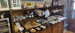 Daily buffet breakfast (EUR 12 per person) - Hotel El Jardín de la Abadía (Arroyo de la Encomienda)