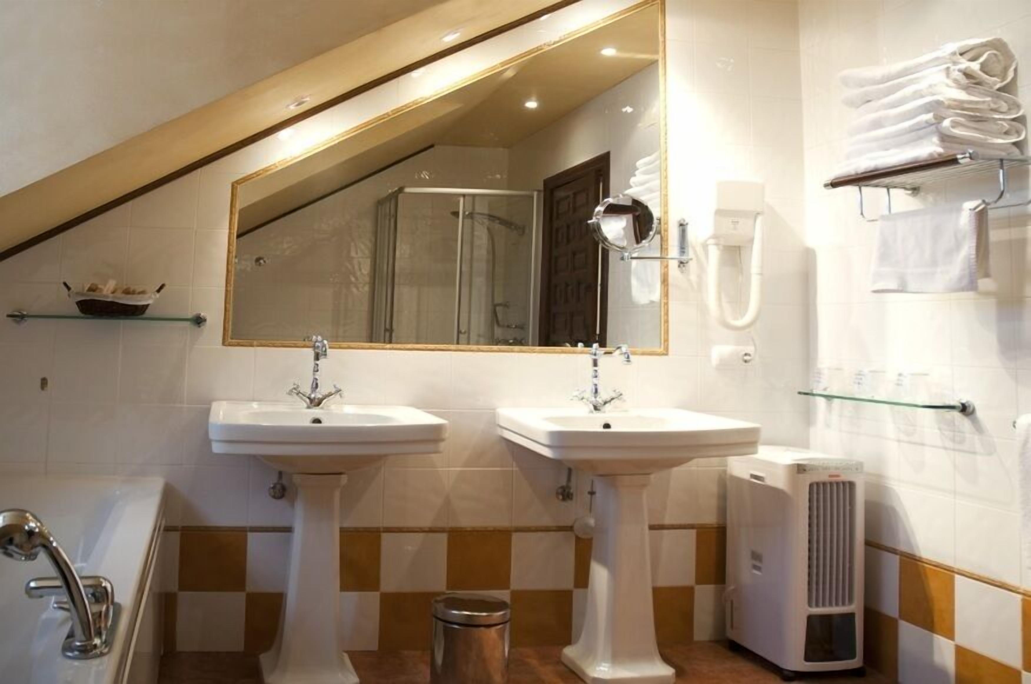 combined shower/bathtub, free toiletries, hair dryer, towels