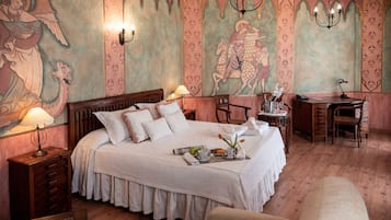 Escritorio, cortinas blackout, wifi gratis y ropa de cama