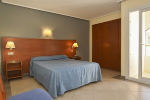 Minibar, caja fuerte, escritorio y wifi gratis