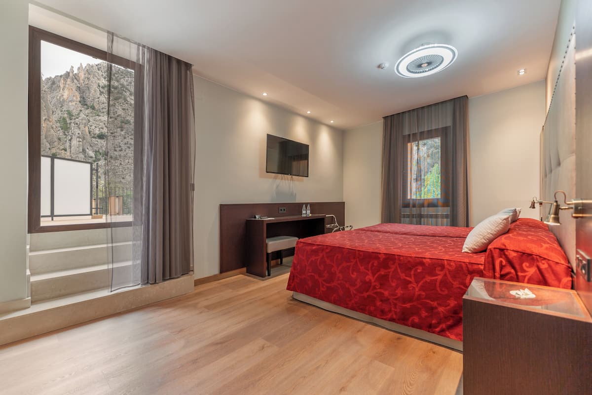 2 bedrooms, desk, laptop workspace, blackout drapes