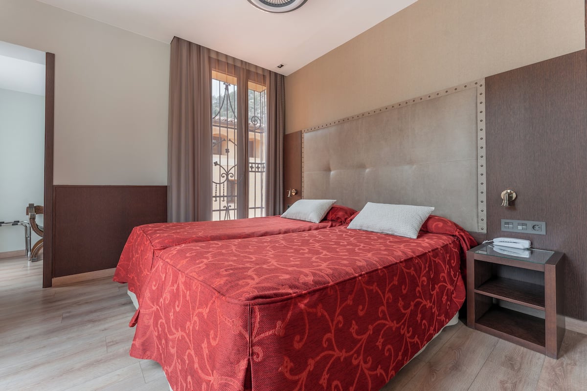 2 bedrooms, desk, laptop workspace, blackout drapes