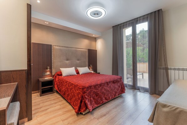 Triple Room | Desk, laptop workspace, blackout curtains, soundproofing