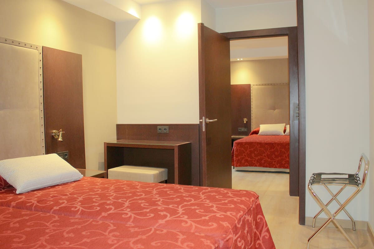 2 bedrooms, desk, laptop workspace, blackout drapes